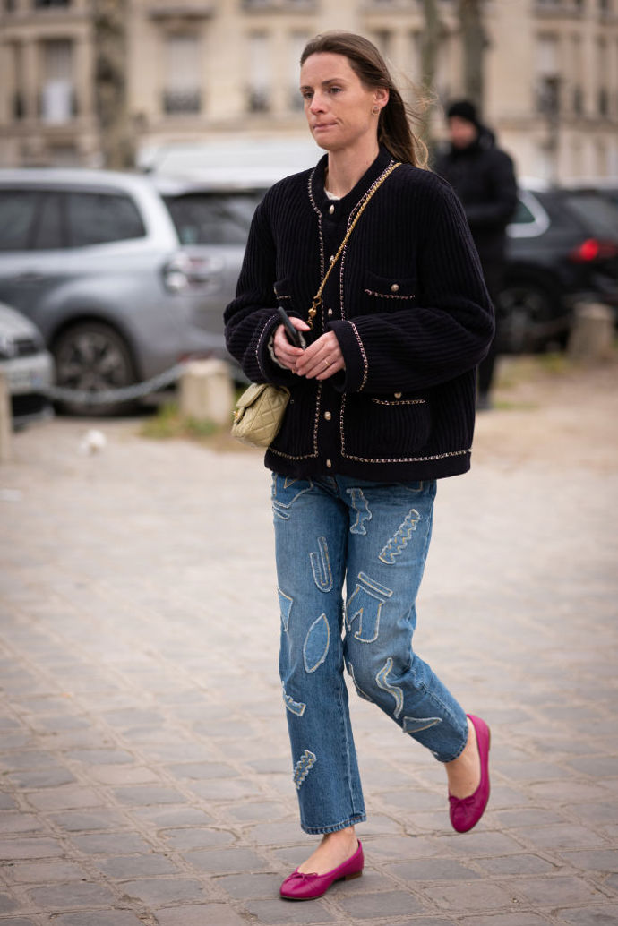 Barevnými balerínami můžete rozbít jinak naprosto klasický outfit.
