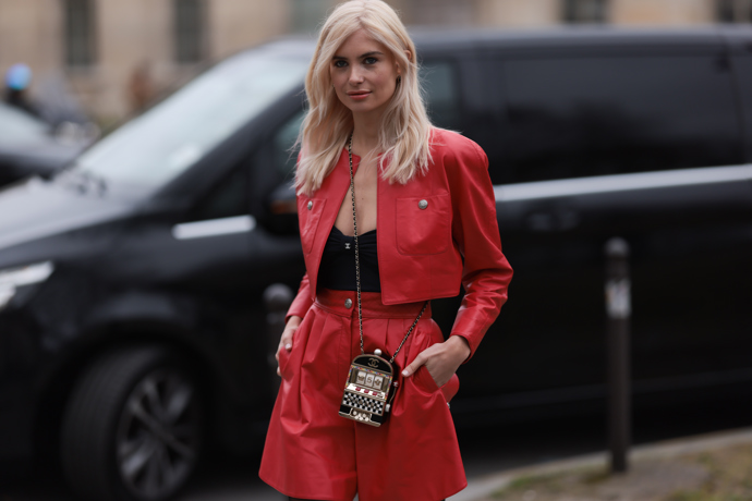Výraznější červená s černou se také nikdy neokouká. Tuto barevnou kombinaci s extravagantním doplňkem zvolila influencerka Xenia Adonts v Paříži.
Výraznější červená s černou se také nikdy neokouká. Tuto barevnou kombinaci s extravagantním doplňkem zvolila influencerka Xenia Adonts v Paříži.