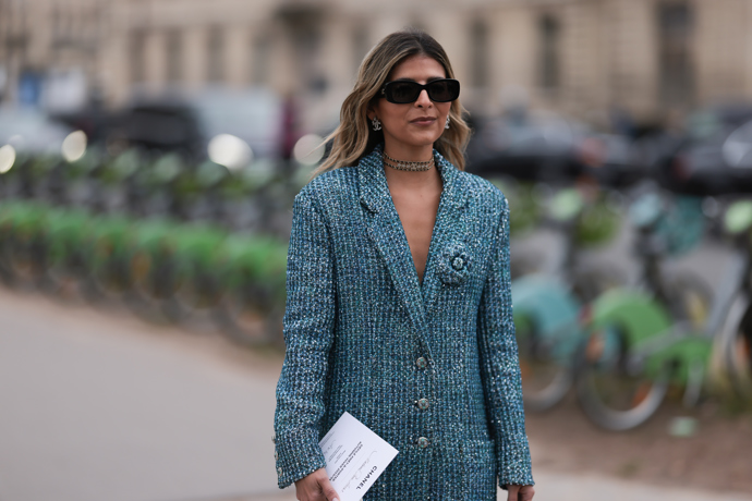 Není třeba se bát ani jedné výraznější barvy, jako tato návštěvnice pařížského fashion weeku.
Není třeba se bát ani jedné výraznější barvy, jako tato návštěvnice pařížského fashion weeku.