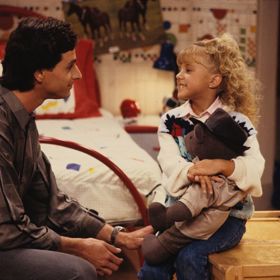 Jodie Sweetin

Jodie Sweetin začala svou kariéru v pěti letech a prakticky vyrostla ve velmi populárním seriálu Plný dům, kde začala hrát jako velmi mladá dívka a kde vydržela 10 let. Neměla tak normální dospívání. Časem to řešila drogami a stala se závislá na pervitinu, kokainu a extázi, což ukončilo její kariéru. Napsala o tom ve své autobiografii UnSweetined. Dnes je ale střízlivá, matkou a opět hraje.
