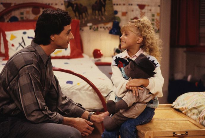 Jodie Sweetin

Jodie Sweetin začala svou kariéru v pěti letech a prakticky vyrostla ve velmi populárním seriálu Plný dům, kde začala hrát jako velmi mladá dívka a kde vydržela 10 let. Neměla tak normální dospívání. Časem to řešila drogami a stala se závislá na pervitinu, kokainu a extázi, což ukončilo její kariéru. Napsala o tom ve své autobiografii UnSweetined. Dnes je ale střízlivá, matkou a opět hraje.

