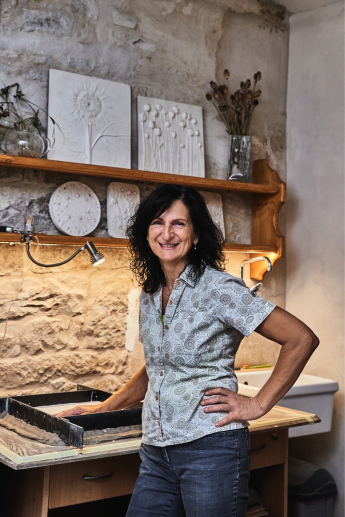 Výrobkům dává Renata poetická jména. Jarní tanec či vánek, Čertovo býlí, Babiččina zahrádka, Žňová, Kudláčková.
Výrobkům dává Renata poetická jména. Jarní tanec či vánek, Čertovo býlí, Babiččina zahrádka, Žňová, Kudláčková.