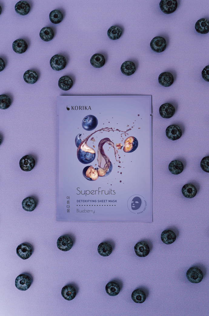 Borůvky právem patří mezi superpotraviny díky vysokému obsahu antioxidantů. Postarají se o hloubkové vyčištění pleti a podpoří její regeneraci. 

SuperFruits Blueberry - Detoxifying Face Sheet Mask, Korika, prodává Notino
