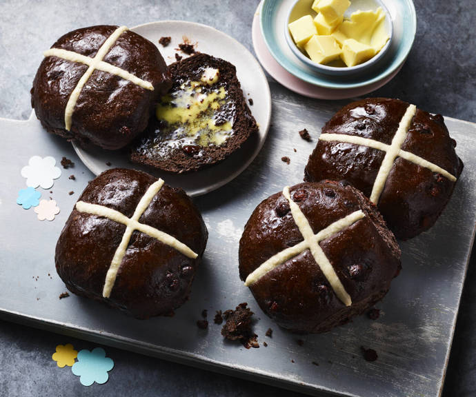 Chcete zjistit, jak chutnají britské Velikonoce? Pak vyzkoušejte kořeněné bochánky zvané hot cross buns. V letošní kolekci Marks & Spencer najdete kromě klasické verze i hříšně čokoládovou.

