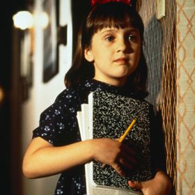 Mara Wilson

Nejspíš si ji pamatujete ze snímku Matilda o geniální nedoceněné holčičce, která k tomu měla schopnost telekineze (uměla hýbat věcmi pomocí mysli). S herectvím skončila v pubertě zejména z toho důvodu, že jí vadilo, jak se s ní zacházelo během dospívání na natáčení Thomas and the Magic Railroad, kde jim vadilo, že se mění její tělo. Na vysoké škole se začala více soustředit na psaní a nyní je z ní novinářka, spisovatelka a dramatička. Mimo jiné v roce 2016 vydala knihu Where Am I Now? True Stories of Girlhood and Accidental Fame o tom, jak se na ni její dětská sláva podepsala.
