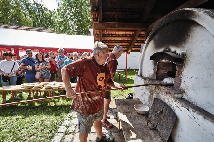 Ideální teplota k pečení chleba je 280 až 300 stupňů. Před sázením je nutno pec ještě znovu napařit, aby chléb teplotním šokem neklesl. Bochníky se uvnitř skládají do dvou řad.

 
