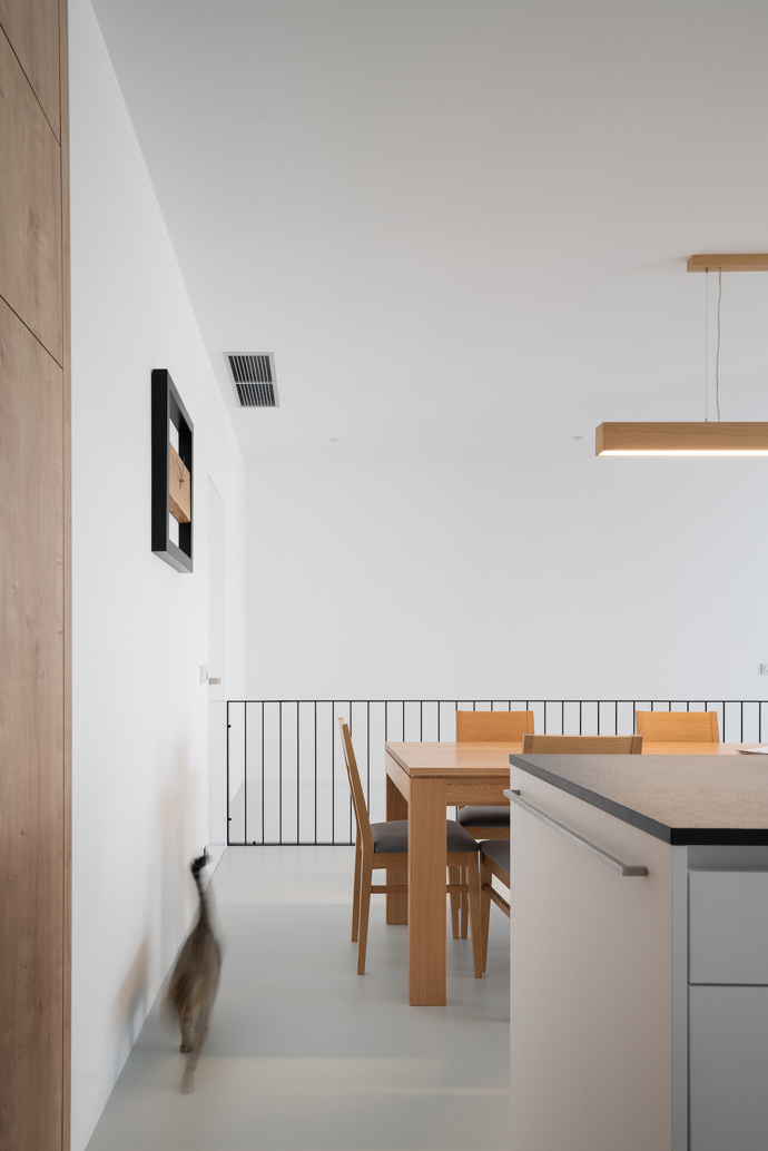 Architekt Radovan Vacík dokázal využít úzký a svažitý pozemek pro stavbu promyšleného rodinného bydlení. Jeho návrh inspiruje ostatní obyvatele městské čtvrti k uvažování o estetické hodnotě jejich vlastních domů.
