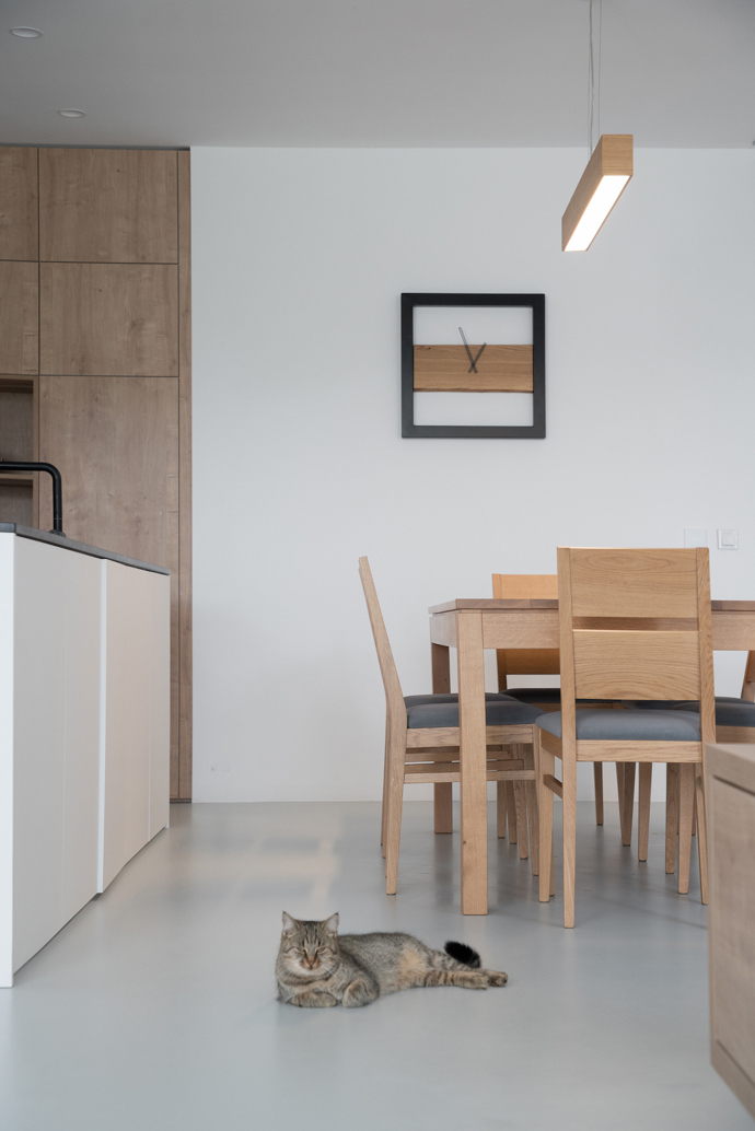 Architekt Radovan Vacík dokázal využít úzký a svažitý pozemek pro stavbu promyšleného rodinného bydlení. Jeho návrh inspiruje ostatní obyvatele městské čtvrti k uvažování o estetické hodnotě jejich vlastních domů.
