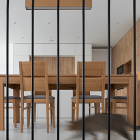 Architekt Radovan Vacík dokázal využít úzký a svažitý pozemek pro stavbu promyšleného rodinného bydlení. Jeho návrh inspiruje ostatní obyvatele městské čtvrti k uvažování o estetické hodnotě jejich vlastních domů.
Architekt Radovan Vacík dokázal využít úzký a svažitý pozemek pro stavbu promyšleného rodinného bydlení. Jeho návrh inspiruje ostatní obyvatele městské čtvrti k uvažování o estetické hodnotě jejich vlastních domů.