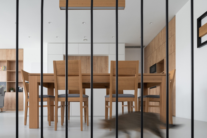 Architekt Radovan Vacík dokázal využít úzký a svažitý pozemek pro stavbu promyšleného rodinného bydlení. Jeho návrh inspiruje ostatní obyvatele městské čtvrti k uvažování o estetické hodnotě jejich vlastních domů.
