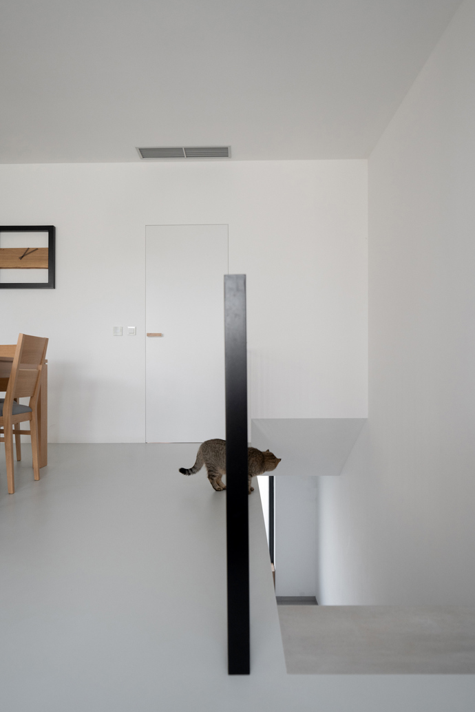 Architekt Radovan Vacík dokázal využít úzký a svažitý pozemek pro stavbu promyšleného rodinného bydlení. Jeho návrh inspiruje ostatní obyvatele městské čtvrti k uvažování o estetické hodnotě jejich vlastních domů.
