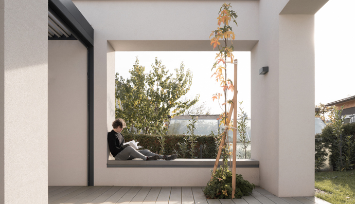 Architekt Radovan Vacík dokázal využít úzký a svažitý pozemek pro stavbu promyšleného rodinného bydlení. Jeho návrh inspiruje ostatní obyvatele městské čtvrti k uvažování o estetické hodnotě jejich vlastních domů.
