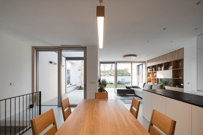 Architekt Radovan Vacík dokázal využít úzký a svažitý pozemek pro stavbu promyšleného rodinného bydlení. Jeho návrh inspiruje ostatní obyvatele městské čtvrti k uvažování o estetické hodnotě jejich vlastních domů.
