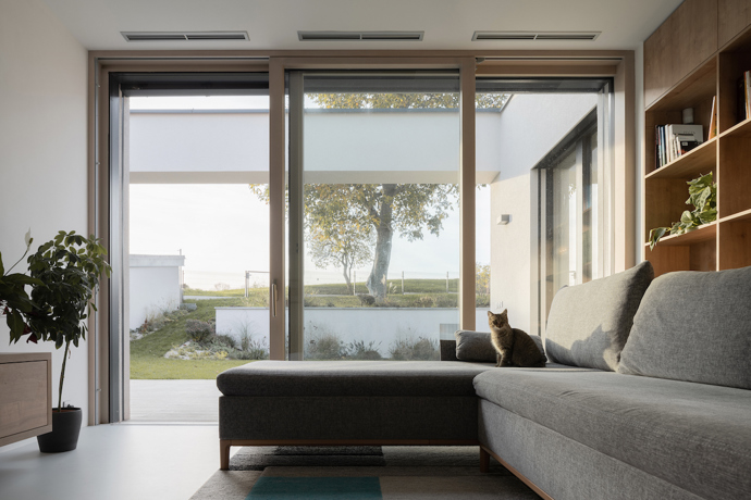 Architekt Radovan Vacík dokázal využít úzký a svažitý pozemek pro stavbu promyšleného rodinného bydlení. Jeho návrh inspiruje ostatní obyvatele městské čtvrti k uvažování o estetické hodnotě jejich vlastních domů.
