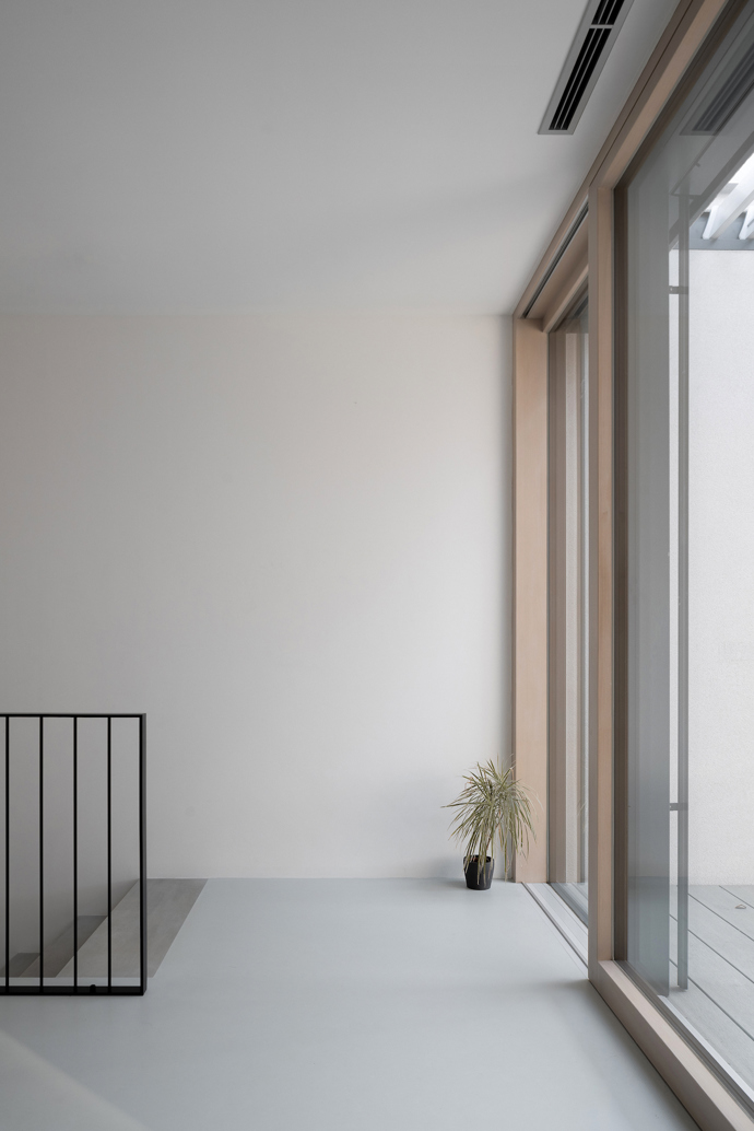 Architekt Radovan Vacík dokázal využít úzký a svažitý pozemek pro stavbu promyšleného rodinného bydlení. Jeho návrh inspiruje ostatní obyvatele městské čtvrti k uvažování o estetické hodnotě jejich vlastních domů.
