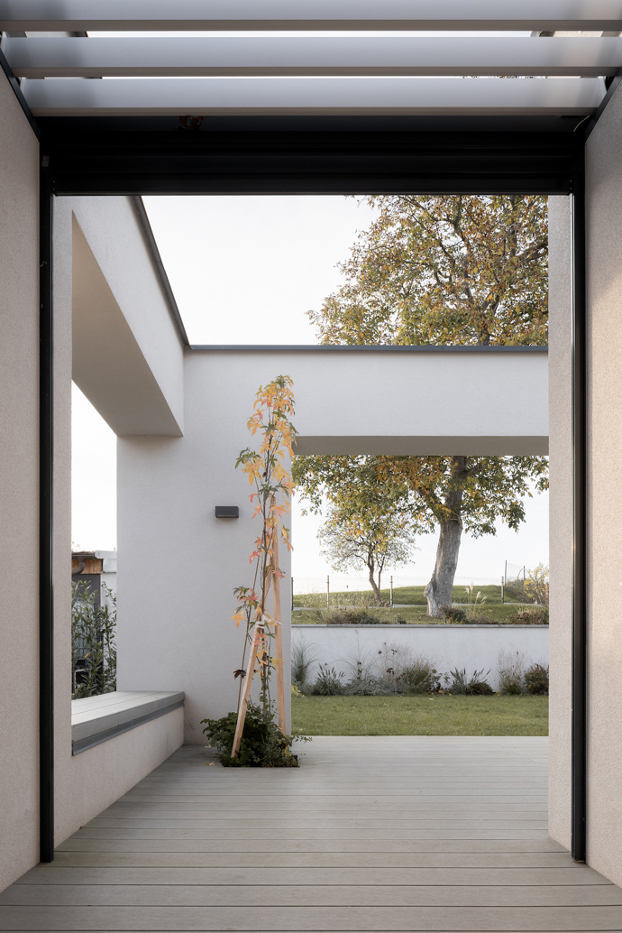 Architekt Radovan Vacík dokázal využít úzký a svažitý pozemek pro stavbu promyšleného rodinného bydlení. Jeho návrh inspiruje ostatní obyvatele městské čtvrti k uvažování o estetické hodnotě jejich vlastních domů.
