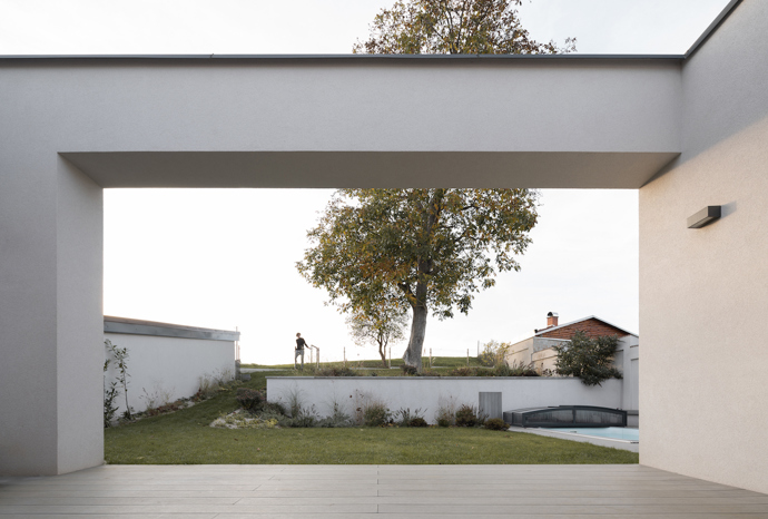 Architekt Radovan Vacík dokázal využít úzký a svažitý pozemek pro stavbu promyšleného rodinného bydlení. Jeho návrh inspiruje ostatní obyvatele městské čtvrti k uvažování o estetické hodnotě jejich vlastních domů.
