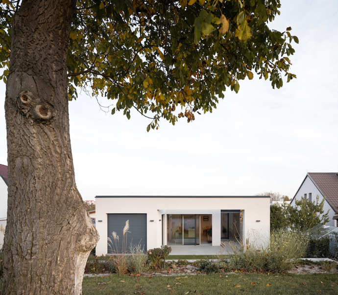 Architekt Radovan Vacík dokázal využít úzký a svažitý pozemek pro stavbu promyšleného rodinného bydlení. Jeho návrh inspiruje ostatní obyvatele městské čtvrti k uvažování o estetické hodnotě jejich vlastních domů.

