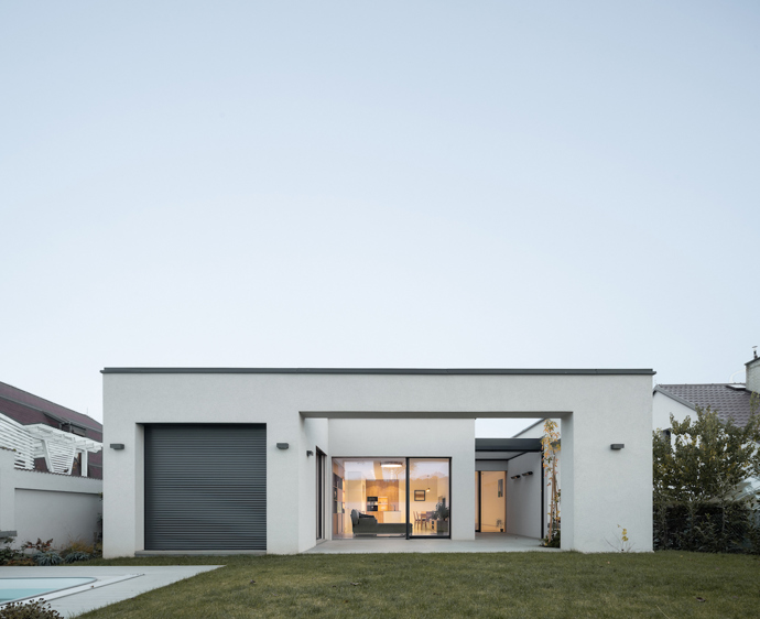 Architekt Radovan Vacík dokázal využít úzký a svažitý pozemek pro stavbu promyšleného rodinného bydlení. Jeho návrh inspiruje ostatní obyvatele městské čtvrti k uvažování o estetické hodnotě jejich vlastních domů.
