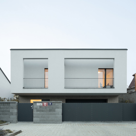 Architekt Radovan Vacík dokázal využít úzký a svažitý pozemek pro stavbu promyšleného rodinného bydlení. Jeho návrh inspiruje ostatní obyvatele městské čtvrti k uvažování o estetické hodnotě jejich vlastních domů.
Architekt Radovan Vacík dokázal využít úzký a svažitý pozemek pro stavbu promyšleného rodinného bydlení. Jeho návrh inspiruje ostatní obyvatele městské čtvrti k uvažování o estetické hodnotě jejich vlastních domů.