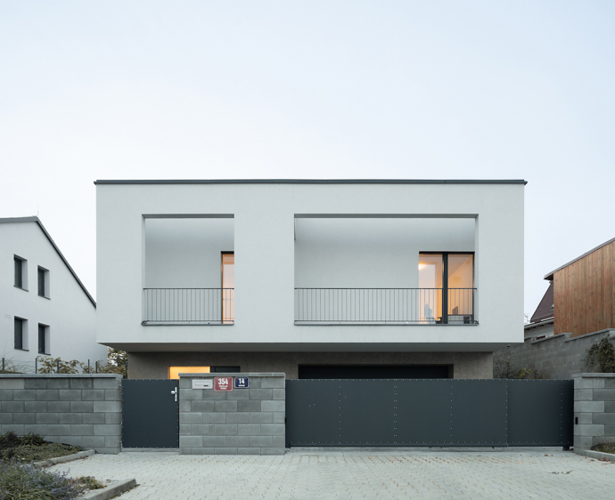 Architekt Radovan Vacík dokázal využít úzký a svažitý pozemek pro stavbu promyšleného rodinného bydlení. Jeho návrh inspiruje ostatní obyvatele městské čtvrti k uvažování o estetické hodnotě jejich vlastních domů.
