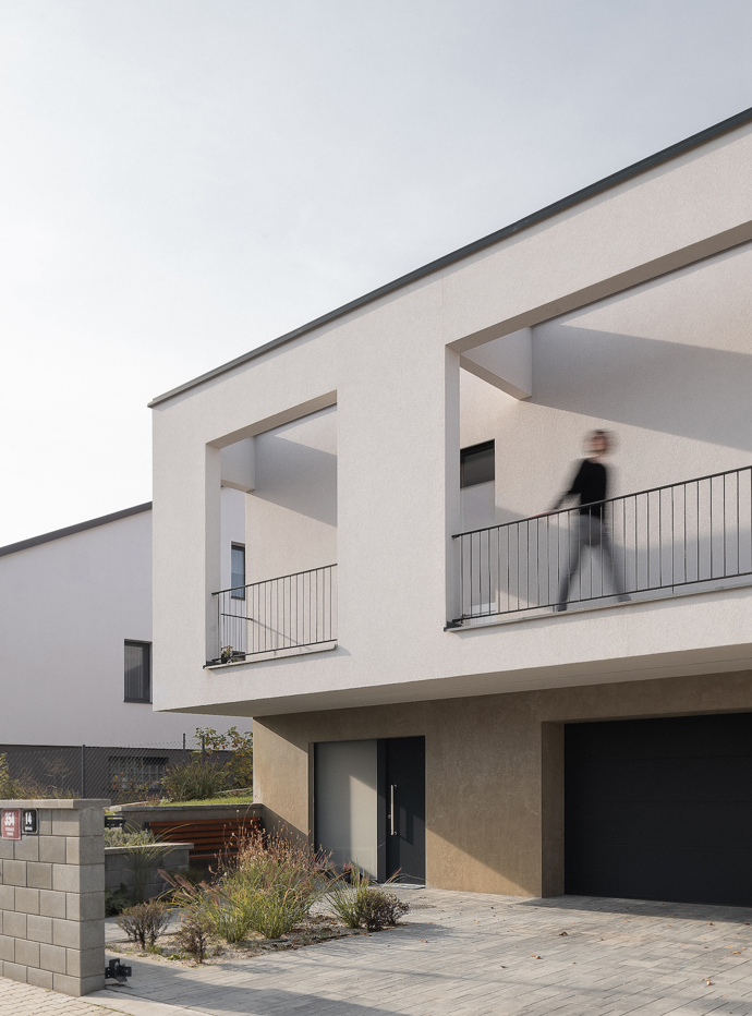 Architekt Radovan Vacík dokázal využít úzký a svažitý pozemek pro stavbu promyšleného rodinného bydlení. Jeho návrh inspiruje ostatní obyvatele městské čtvrti k uvažování o estetické hodnotě jejich vlastních domů.
