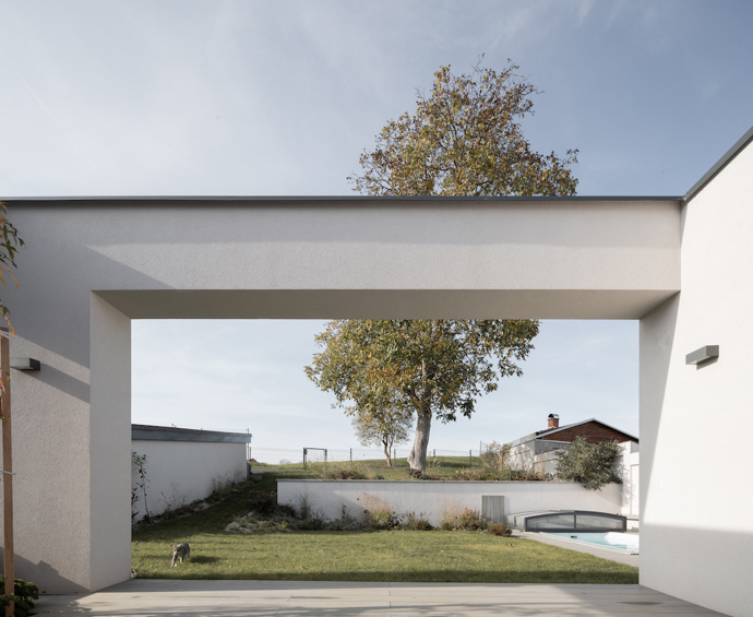 Architekt Radovan Vacík dokázal využít úzký a svažitý pozemek pro stavbu promyšleného rodinného bydlení. Jeho návrh inspiruje ostatní obyvatele městské čtvrti k uvažování o estetické hodnotě jejich vlastních domů.
