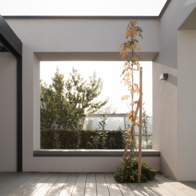 Architekt Radovan Vacík dokázal využít úzký a svažitý pozemek pro stavbu promyšleného rodinného bydlení. Jeho návrh inspiruje ostatní obyvatele městské čtvrti k uvažování o estetické hodnotě jejich vlastních domů.
Architekt Radovan Vacík dokázal využít úzký a svažitý pozemek pro stavbu promyšleného rodinného bydlení. Jeho návrh inspiruje ostatní obyvatele městské čtvrti k uvažování o estetické hodnotě jejich vlastních domů.