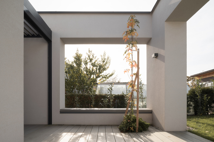 Architekt Radovan Vacík dokázal využít úzký a svažitý pozemek pro stavbu promyšleného rodinného bydlení. Jeho návrh inspiruje ostatní obyvatele městské čtvrti k uvažování o estetické hodnotě jejich vlastních domů.
