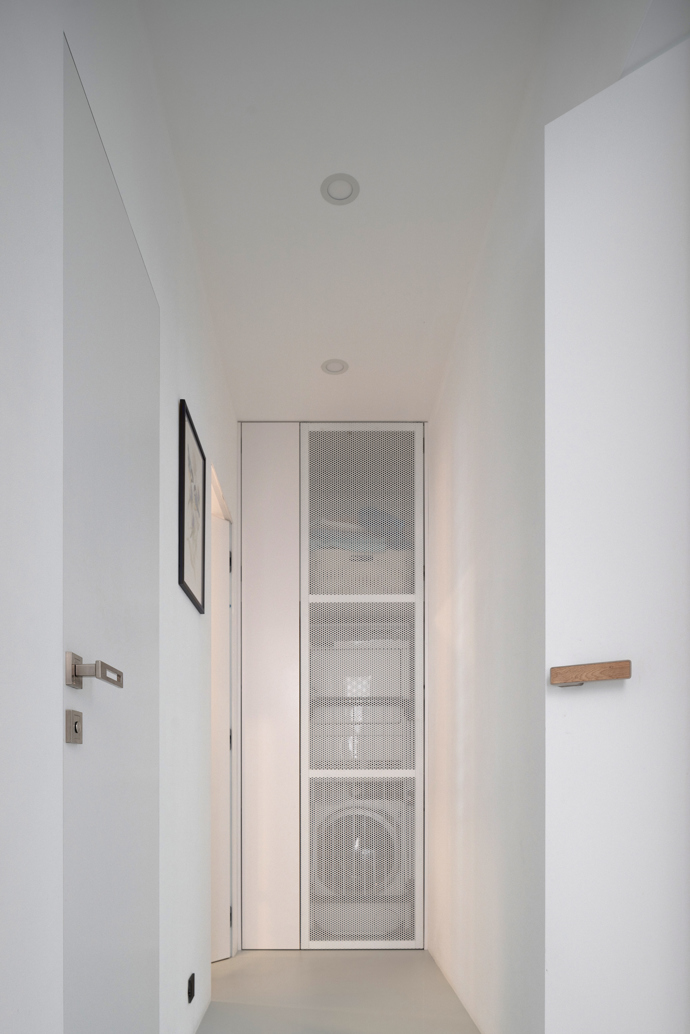 Architekt Radovan Vacík dokázal využít úzký a svažitý pozemek pro stavbu promyšleného rodinného bydlení. Jeho návrh inspiruje ostatní obyvatele městské čtvrti k uvažování o estetické hodnotě jejich vlastních domů.
