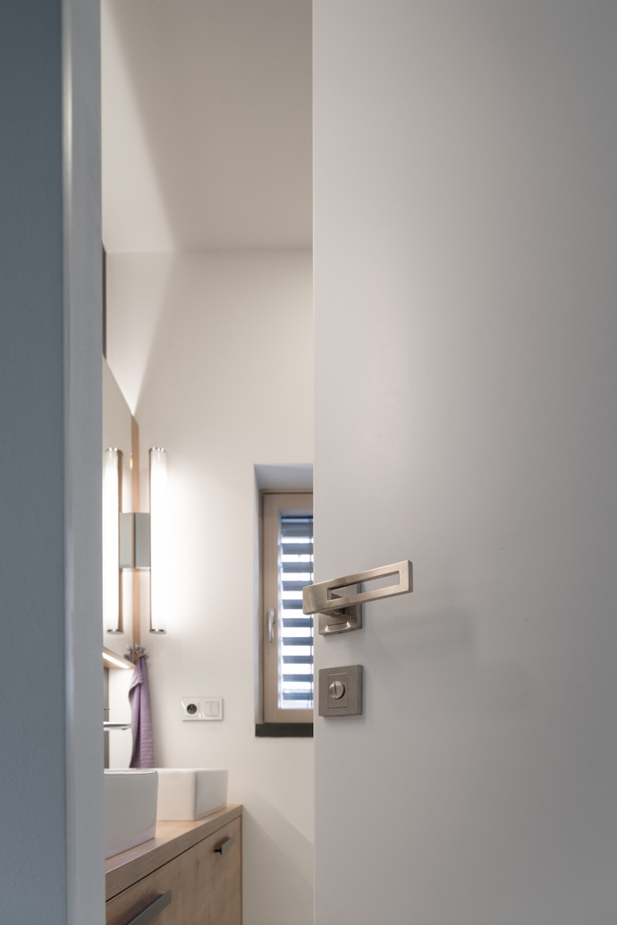 Architekt Radovan Vacík dokázal využít úzký a svažitý pozemek pro stavbu promyšleného rodinného bydlení. Jeho návrh inspiruje ostatní obyvatele městské čtvrti k uvažování o estetické hodnotě jejich vlastních domů.
