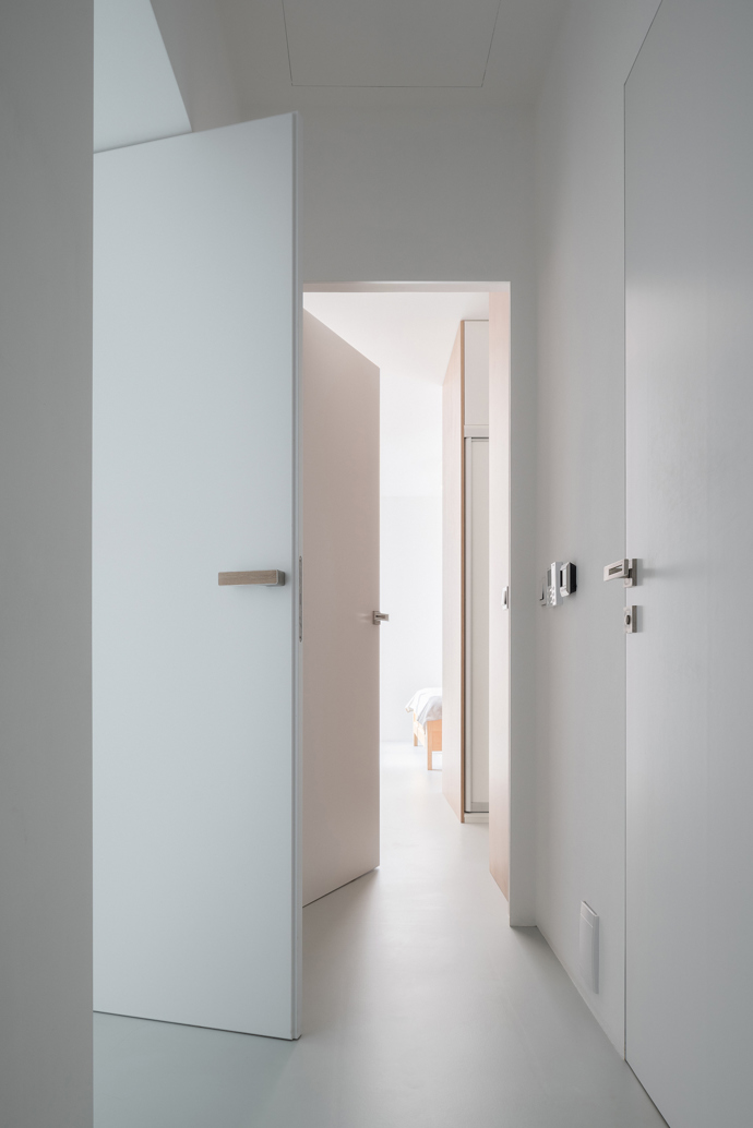 Architekt Radovan Vacík dokázal využít úzký a svažitý pozemek pro stavbu promyšleného rodinného bydlení. Jeho návrh inspiruje ostatní obyvatele městské čtvrti k uvažování o estetické hodnotě jejich vlastních domů.
