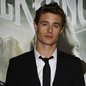 Max Irons se dostal do žebříčku 50 nejlépe oblékaných Britů. Stejně jako jeho slavný otec, hollywoodský herec Jeremy Irons, se i Max věnuje herectví.
