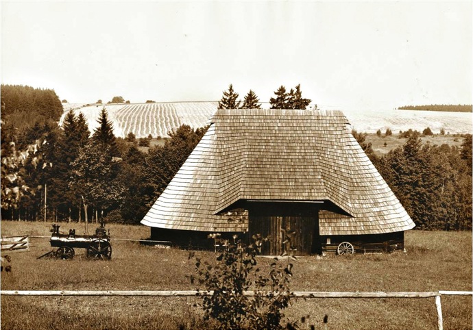 Unikátní polygonální stodola z roku 1680 se do areálu Veselý Kopec dostala roku 1972. Pochází ze Sádku u Poličky z roku 1680.
Unikátní polygonální stodola z roku 1680 se do areálu Veselý Kopec dostala roku 1972. Pochází ze Sádku u Poličky z roku 1680.