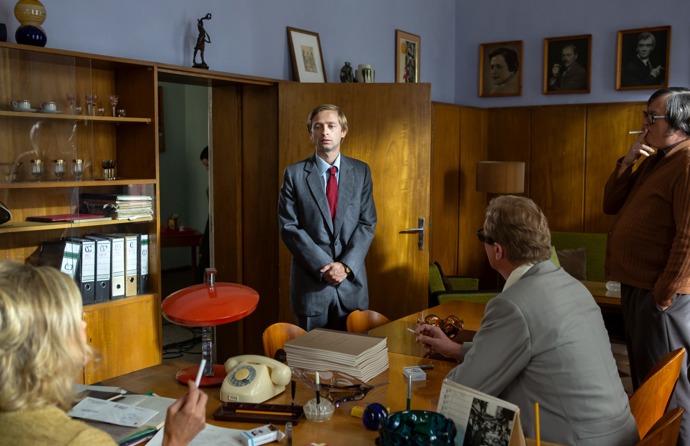 Pro někoho sladkobolné vzpomínání, pro jiného nenáviděné období. Mladší nezatížená generace dokáže v rozporuplných kouscích nábytku a dekorací vidět skrytou krásu.
Pro někoho sladkobolné vzpomínání, pro jiného nenáviděné období. Mladší nezatížená generace dokáže v rozporuplných kouscích nábytku a dekorací vidět skrytou krásu.