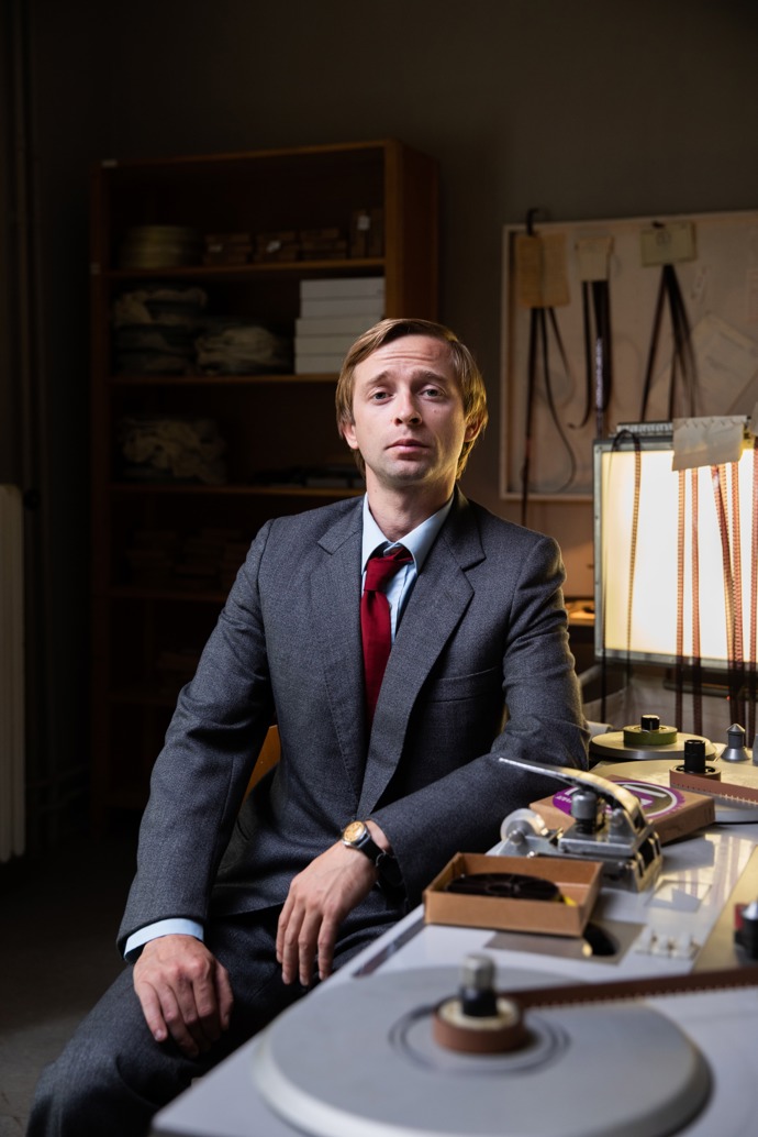 Pro někoho sladkobolné vzpomínání, pro jiného nenáviděné období. Mladší nezatížená generace dokáže v rozporuplných kouscích nábytku a dekorací vidět skrytou krásu.
Pro někoho sladkobolné vzpomínání, pro jiného nenáviděné období. Mladší nezatížená generace dokáže v rozporuplných kouscích nábytku a dekorací vidět skrytou krásu.