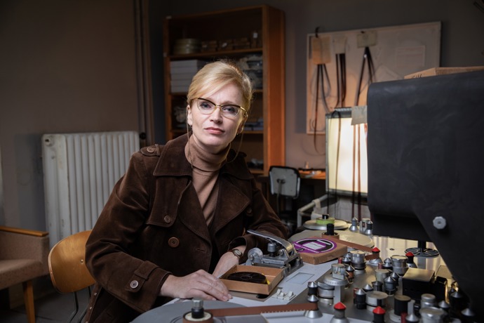 Pro někoho sladkobolné vzpomínání, pro jiného nenáviděné období. Mladší nezatížená generace dokáže v rozporuplných kouscích nábytku a dekorací vidět skrytou krásu.
Pro někoho sladkobolné vzpomínání, pro jiného nenáviděné období. Mladší nezatížená generace dokáže v rozporuplných kouscích nábytku a dekorací vidět skrytou krásu.