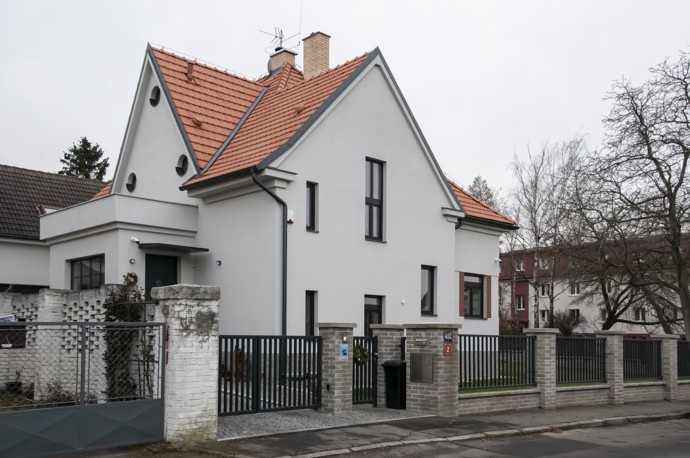Samostatně stojící vilu ze 40. let 20. století najdeme v Hostivicích u Prahy. Při úpravách se autoři drželi charakteristického stylu prvorepublikových vil, v interiéru se ale rozhodli pro současnější řešení, které bude sloužit rodinnému životu.
