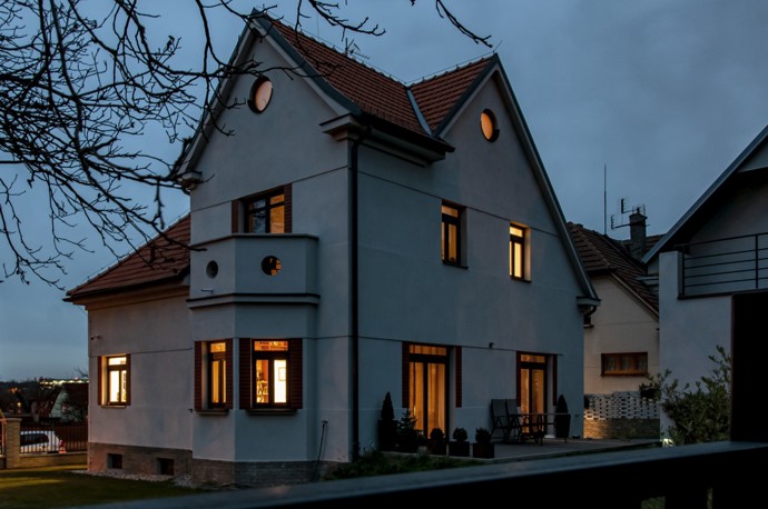 Samostatně stojící vilu ze 40. let 20. století najdeme v Hostivicích u Prahy. Při úpravách se autoři drželi charakteristického stylu prvorepublikových vil, v interiéru se ale rozhodli pro současnější řešení, které bude sloužit rodinnému životu.
