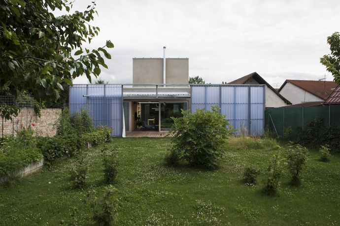Intimita se stala jedním z hlavních kritérií, kteří při návrhu museli architekti ze studia PLURAL zohlednit. Vedle toho se snažili vytvořit moderní i nadčasovou architekturu, která bude maximálně sloužit svým obyvatelům. 
