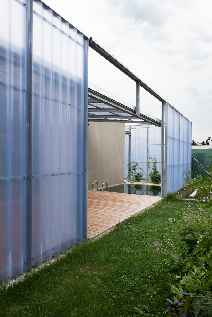 Intimita se stala jedním z hlavních kritérií, kteří při návrhu museli architekti ze studia PLURAL zohlednit. Vedle toho se snažili vytvořit moderní i nadčasovou architekturu, která bude maximálně sloužit svým obyvatelům. 
