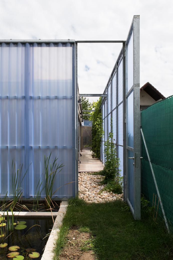 Intimita se stala jedním z hlavních kritérií, kteří při návrhu museli architekti ze studia PLURAL zohlednit. Vedle toho se snažili vytvořit moderní i nadčasovou architekturu, která bude maximálně sloužit svým obyvatelům. 
