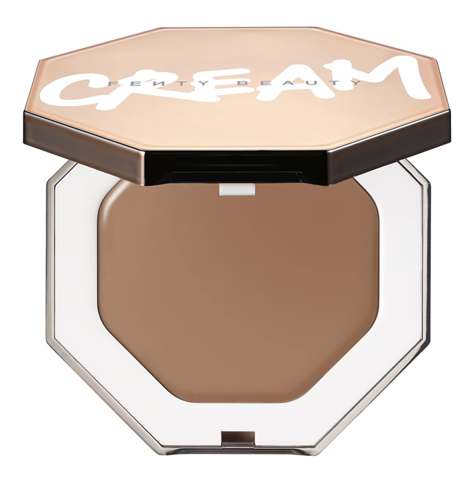 Cheeks Out Freestyle Cream Bronzer, Fenty Beauty, 890 Kč, Sephora
Cheeks Out Freestyle Cream Bronzer, Fenty Beauty, 890 Kč, Sephora