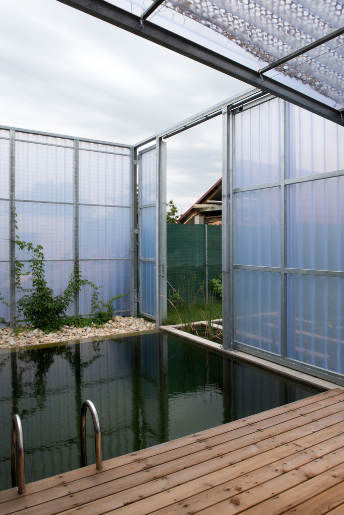 Intimita se stala jedním z hlavních kritérií, kteří při návrhu museli architekti ze studia PLURAL zohlednit. Vedle toho se snažili vytvořit moderní i nadčasovou architekturu, která bude maximálně sloužit svým obyvatelům. 
