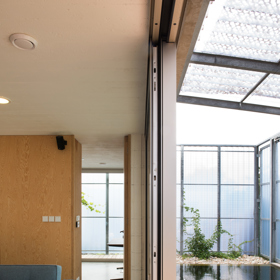 Intimita se stala jedním z hlavních kritérií, kteří při návrhu museli architekti ze studia PLURAL zohlednit. Vedle toho se snažili vytvořit moderní i nadčasovou architekturu, která bude maximálně sloužit svým obyvatelům. 

