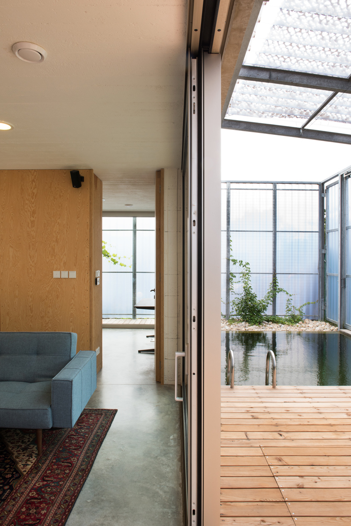 Intimita se stala jedním z hlavních kritérií, kteří při návrhu museli architekti ze studia PLURAL zohlednit. Vedle toho se snažili vytvořit moderní i nadčasovou architekturu, která bude maximálně sloužit svým obyvatelům. 
