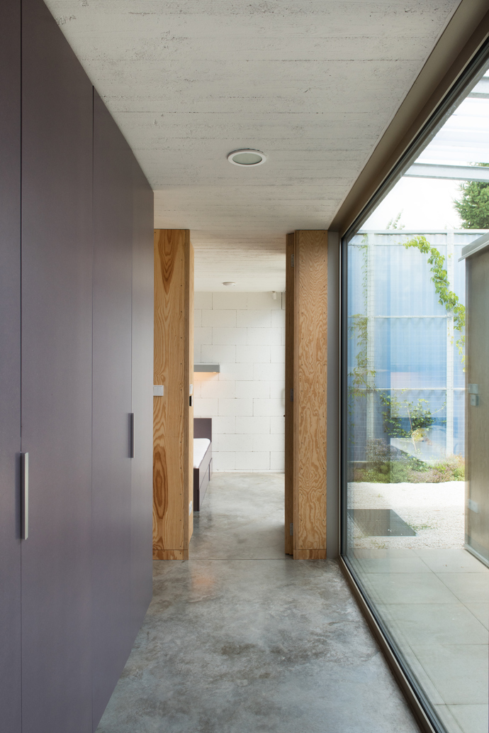 Intimita se stala jedním z hlavních kritérií, kteří při návrhu museli architekti ze studia PLURAL zohlednit. Vedle toho se snažili vytvořit moderní i nadčasovou architekturu, která bude maximálně sloužit svým obyvatelům. 
