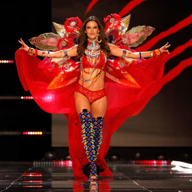 Alessandra Ambrosio, 2017

Alessandro Ambrosio byla součástí Victoria's Secret Angels dlouhých 13 let, než odložila křídla v roce 2017.
