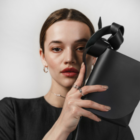 Lněné šaty s páskem, PBG, 6900 Kč

Mini bag, PBG, 4600 Kč

Šperky, PBG x Eliška Lhotská, od 3200 Kč
