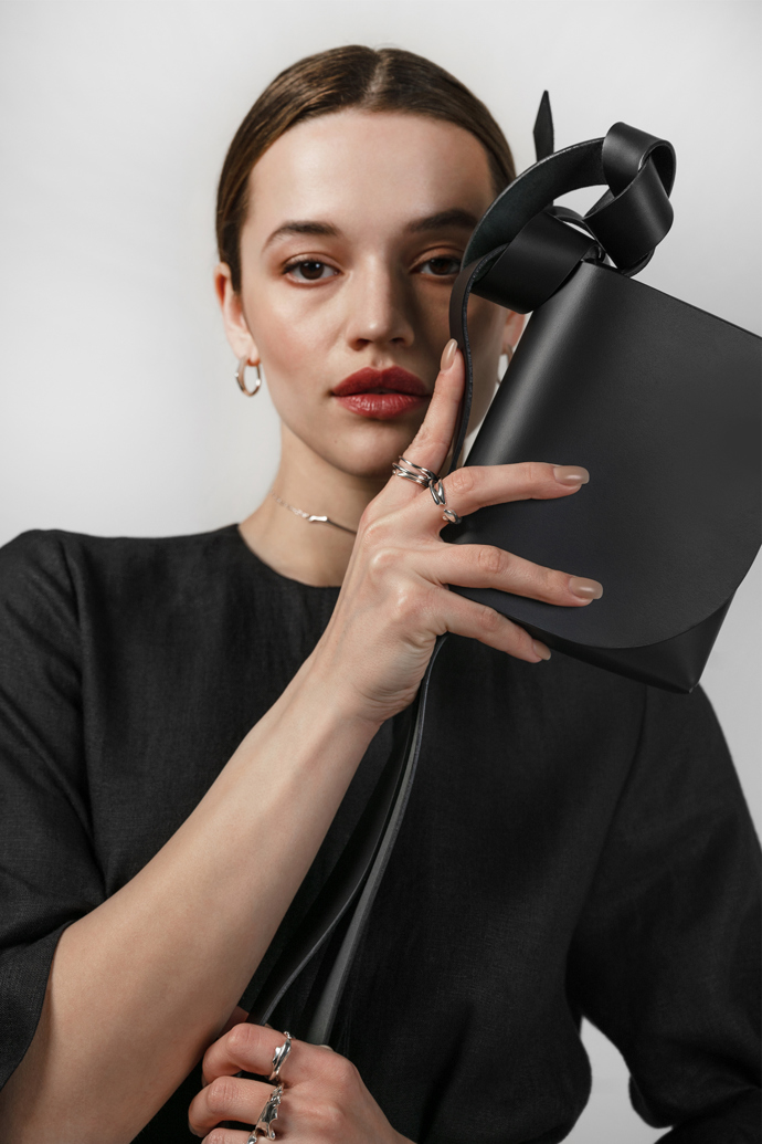 Lněné šaty s páskem, PBG, 6900 Kč

Mini bag, PBG, 4600 Kč

Šperky, PBG x Eliška Lhotská, od 3200 Kč
